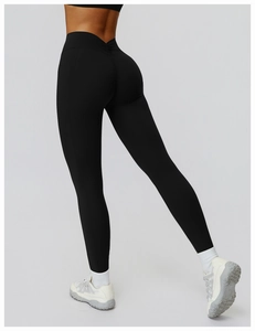 Détail du legging de yoga taille haute avec couture en V et effet froncé au fessier