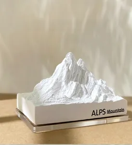 Détail du diffuseur en forme de montagne des Alpes avec ombres de plantes naturelles