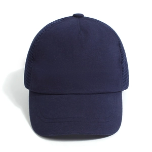 Vorderansicht einer dunkelblauen Trucker-Cap mit Baumwollschirm und atmungsaktivem Netz