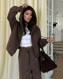 Détail d'un ensemble jogging marron avec sweat à capuche zippé et pantalon décontracté