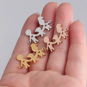 Detailweergave van familiehangers van gepolijst roestvrij staal in zilver, goud en roségoud