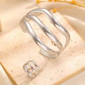 Parure de bijoux chic en acier argenté avec bague ondulée et bracelet jonc multicouche