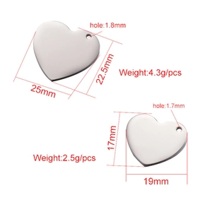 Comparaison de taille détaillée des pendentifs cœur en acier inoxydable poli pour bijoux
