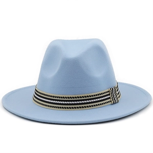 Cappello fedora in lana celeste con nastro a righe su un fondo bianco pulito