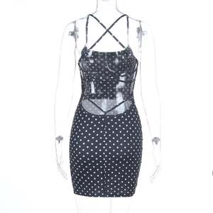Vue détaillée du dos croisé d'une robe moulante à pois avec dos nu pour femme