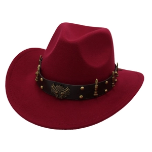 Détail du chapeau de cowboy bordeaux en feutre avec bande en cuir et emblème d'aigle