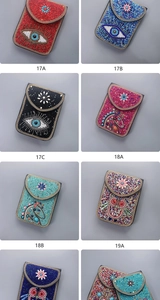 Détails de sacs bohèmes faits main avec broderies de perles motif œil en divers coloris