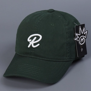 Vista detallada de gorra de béisbol de algodón verde oscuro con bordado de la letra R