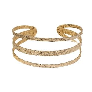 Bracciale rigido dorato a più strati con texture martellata e linee in acciaio inossidabile