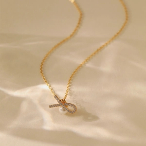 Elegante 18K vergoldete Schleifen-Halskette mit Zirkonia und einer weißen Perle Anhänger