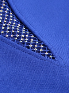 Gros plan d'une robe bandage bleue avec maille ajourée et strass colorés brillants