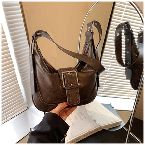 Detailansicht der dunkelbraunen Vintage-Hobo-Bag mit breitem Lederriemen und Metallschnalle
