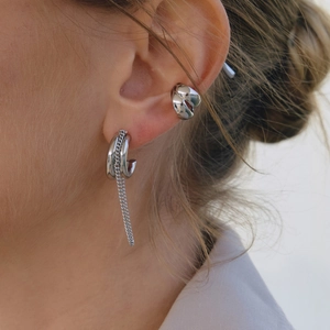 Polsino auricolare bicolore oro 18k e argento a strati cavi con catena pendente