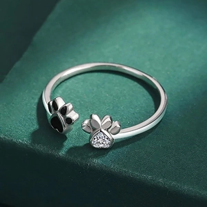 Anello regolabile in argento S925 zampa di gatto con zircone a cuore e smalto nero