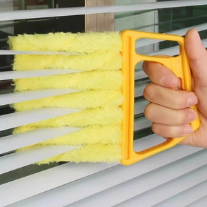 Gele jaloeziereiniger met zeven microvezelborstels die witte rolluiken schoonmaken