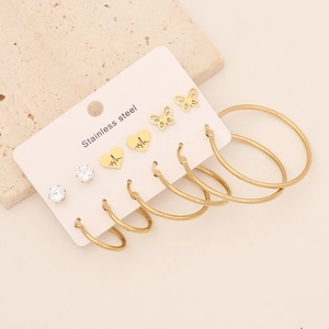 Détail de 7 paires de boucles d'oreilles en acier inoxydable doré avec papillon et cœur