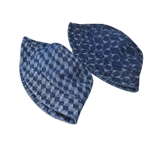 Detailansicht der Jeans-Anglerhut mit blauem Karomuster und hochwertiger Steppnaht
