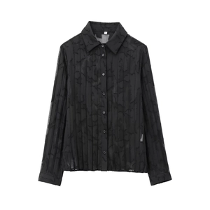 Chemise noire transparente à manches longues avec motifs floraux et plis verticaux