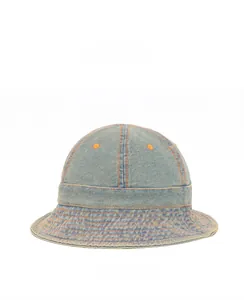 Détail d'un chapeau bob en jean bleu clair avec coutures contrastées et œillets orange
