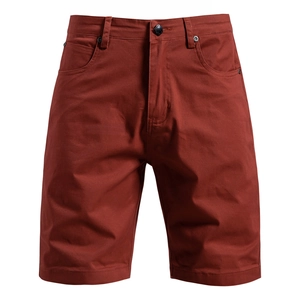 Vue détaillée du short décontracté en coton rouge brique avec tissu en sergé de haute qualité