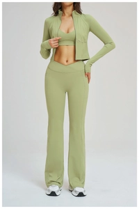 Dettaglio completo set yoga verde chiaro 3 pezzi con giacca zip e pantaloni a campana