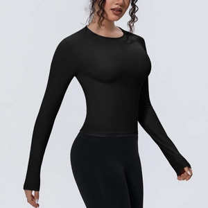 Gros plan sur le haut de yoga noir respirant avec coupe ajustée et tissu extensible