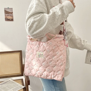 Sac fourre-tout matelassé rose avec imprimé lapin et étiquette de marque en main