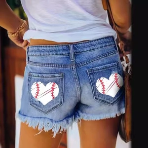 Pantaloncini di jeans blu da donna con stampa cuore baseball e bordi sfrangiati sul retro