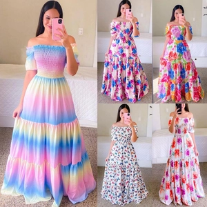 Schulterfreies Maxikleid mit Blumenmuster, gesmoktem Oberteil und Rüschensaum