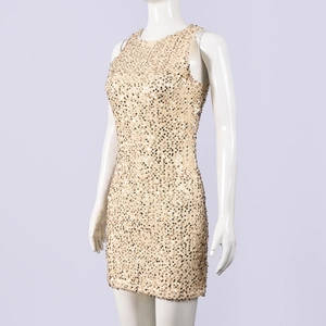 Détail de paillettes champagne scintillantes sur une robe de cocktail sans manches