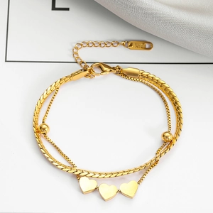 Doppellagiges goldenes Titanstahl-Armband mit Herzanhängern und K18-Markierung