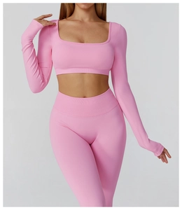 Ensemble de yoga rose sans couture avec haut à manches longues et legging taille haute