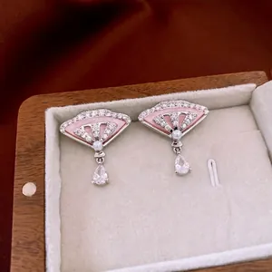 Boucles d'oreilles élégantes en forme d'éventail argenté avec incrustations roses et zircons