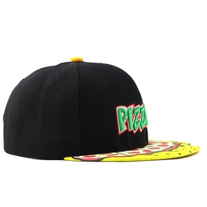 Detail der 3D-PIZZA-Stickerei auf schwarzer Snapback-Mütze mit realistischem Pizza-Druck