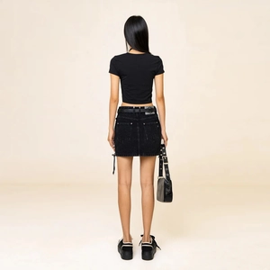 Vue arrière d'une jupe courte en jean noir à taille haute avec rivets et cordon de serrage