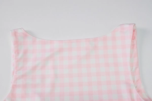 Détail du décolleté carré sur un haut court à carreaux vichy rose et blanc avec couture