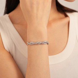 Detail eines gedrehten Silberarmbands mit Zirkonia-Steinen im Baguette-Schliff