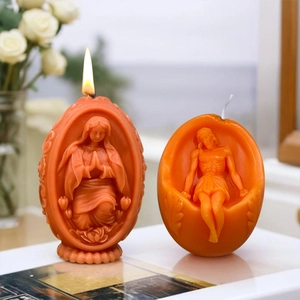 Silikonform für Osterkerzen mit orangefarbenen Schnitzereien von Maria und Jesus Christus