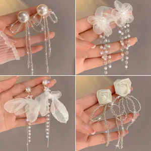Boucles d'oreilles élégantes en argent avec nœud perlé et fleurs en tissu