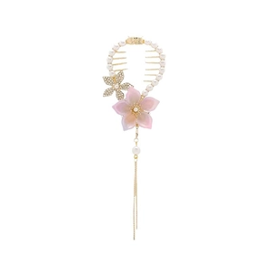 Rosa Maiglöckchen-Haarclip mit Quasten, Perlen und Kristallblumen auf weißem Hintergrund