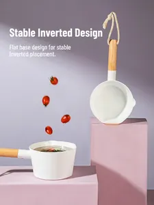 Louche de cuisine blanche profonde polyvalente avec manche en bois et design vertical