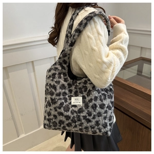 Detailaufnahme der Plüsch-Tragetasche mit Leopardenmuster und weicher Materialstruktur