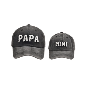 Dettaglio del set di cappellini in cotone lavato con ricamo bianco PAPA e MINI in spugna