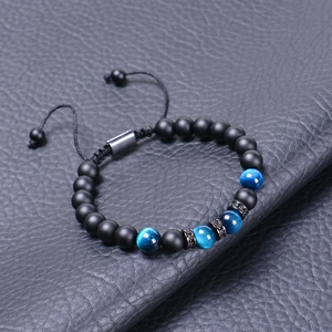 Bracelet pour homme avec perles noires mates et oeil de tigre bleu sur fond en cuir noir