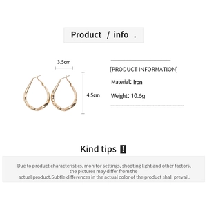 Detailed view of golden twisted hoop earrings with dimensions 3.5cm by 4.5cm and weight info
