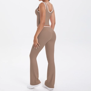 Détail de l'ensemble de yoga avec pantalon évasé à taille haute et bordures contrastées