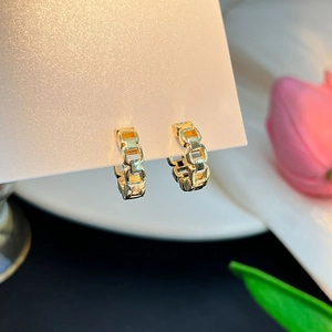 Boucles d'oreilles créoles dorées à texture de chaîne avec des tulipes roses élégantes