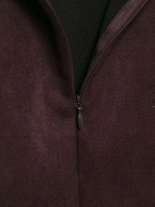 Detail des unsichtbaren Reißverschlusses und der Wildleder-Textur am weinroten Kleid