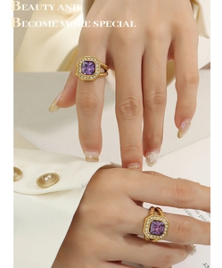Detailansicht des Goldrings mit quadratischem lila Edelstein und Mikro-Zirkonia-Besatz