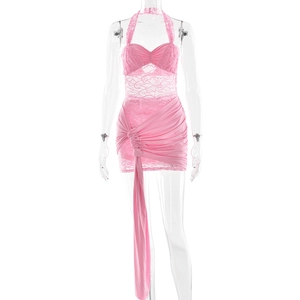 Détails de la mini robe dos nu en dentelle rose avec jupe satinée et longs rubans latéreaux